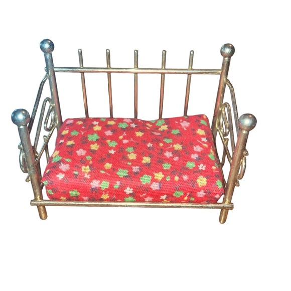 Vintage Brass DOLL HOUSE FURNITURE Bedroom Bed Frame Red Floral No Pillows - Picture 1 of 7
